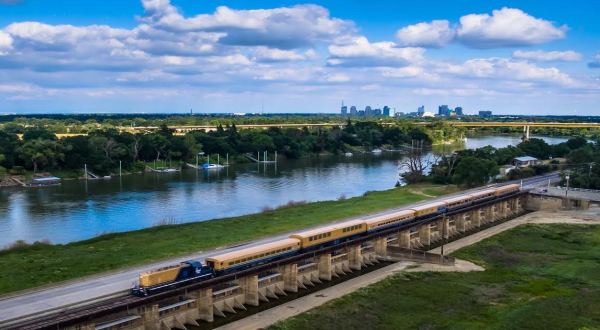 A Scenic, Air-Conditioned Train Ride On The Sacramento River Fox Belongs At The Top Of Your Summer Bucket List
