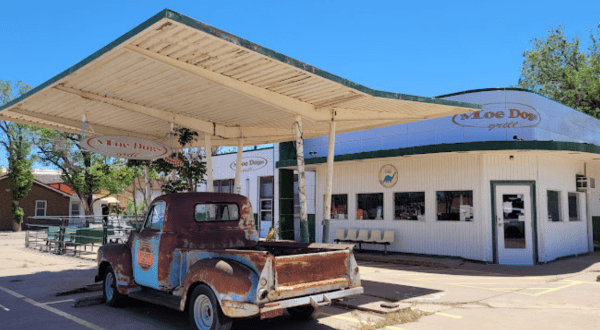 This Iconic Texas Hot Dog Diner Is Part Of Route 66 History And Still Slinging Loaded Dogs By The Bagful
