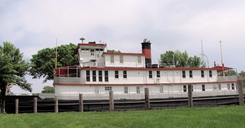 The Coolest Visitor Center In Iowa Has A Museum Inside An Old Towboat