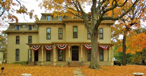 The Charming Small Town in Illinois That's Perfect For A Fall Day Trip