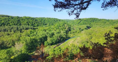 The Rugged And Remote Hiking Trail In Iowa That Is Well-Worth The Effort