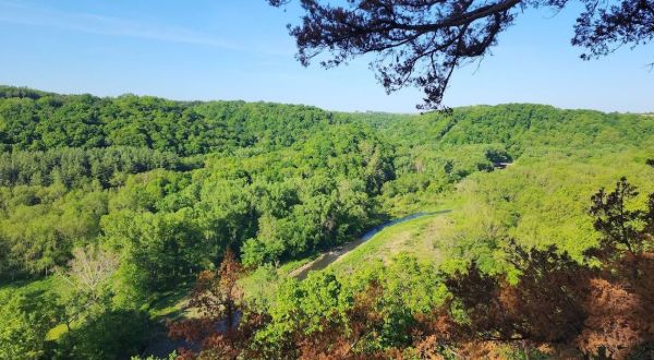 The Rugged And Remote Hiking Trail In Iowa That Is Well-Worth The Effort