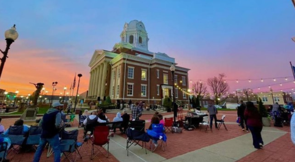 The Charming Small Town in Kentucky That’s Perfect For A Fall Day Trip