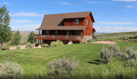 Enjoy A Water-Filled Weekend At This Charming Cabin In Utah With Beautiful Lake Views
