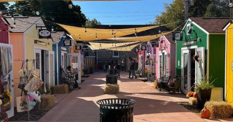 There's A Colorful, Hidden Mini Shopping Village In Illinois Filled With A Dozen Local Small Businesses
