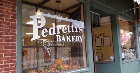 The Glazed Donuts From Pedretti's Bakery In Iowa Are So Good, They Practically Melt In Your Mouth