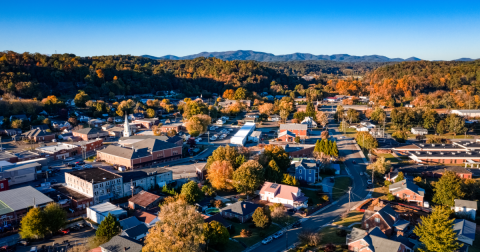 The Small Town In Georgia That Comes Alive In The Fall Season