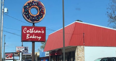 The Glazed Donuts From Cothran’s Bakery In Alabama Are So Good, They Practically Melt In Your Mouth