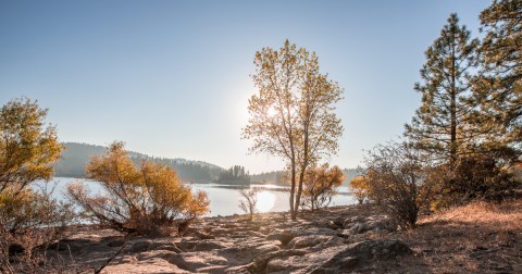 The One Hikeable Lake In Northern California That's Simply Breathtaking In The Fall