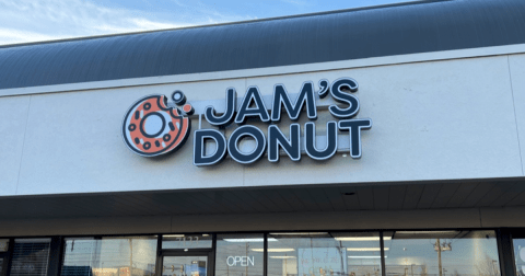 The Glazed Donuts From Jam's Donuts In Oklahoma Are So Good, They Practically Melt In Your Mouth