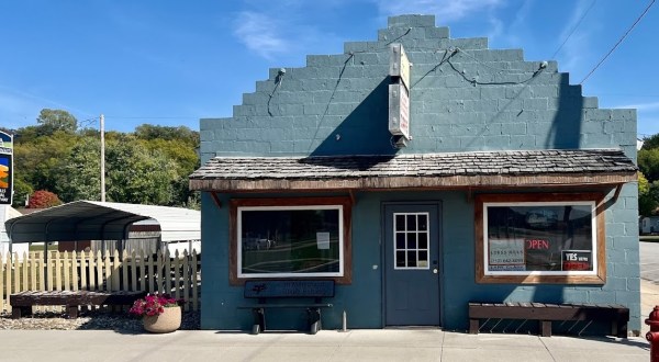 You’ll Be Swept Away To The World  Of Vintage Commercials At This Hidden Iowa Cafe