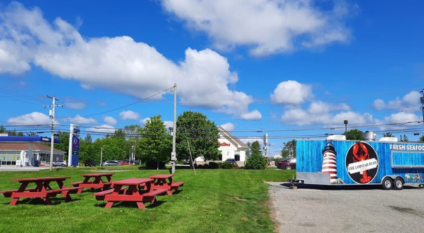 The Small-Town Food Truck Where Locals Catch Up Over Lobster Rolls And Chowder