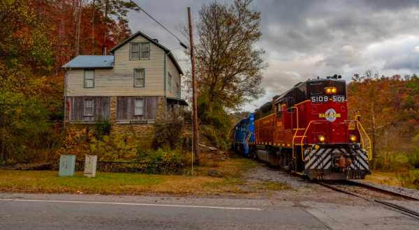 The Train Ride Through The Tennessee Countryside That Shows Off Fall Foliage