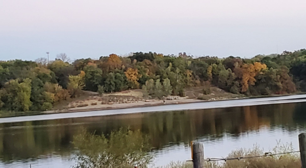 There Is An Enchanting Waterfront Trail In Kansas You Absolutely Must Hike