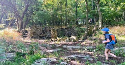 The Incredible Hike In Arkansas That Leads To A Fascinating 200-Year-Old Abandoned Settlement