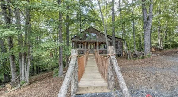 Stay Overnight At This Spectacularly Unconventional Treehouse In North Carolina