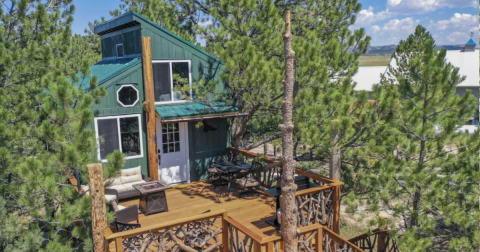 You'll Never Forget Your Stay At This Charming Treehouse In Colorado