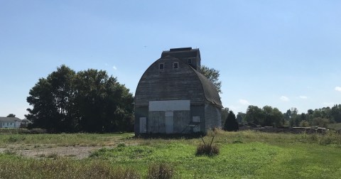 The Incredible Hike In Iowa That Leads To A Fascinating Abandoned Barn