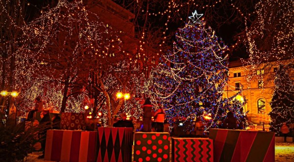 The Incredible Urban Park In Minnesota That Lights Up Spectacularly For Christmas Each Year