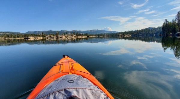 These Little-Known Lakes Are Perfect For Easy Kayaking, Canoeing, And Bird Watching In Northern California