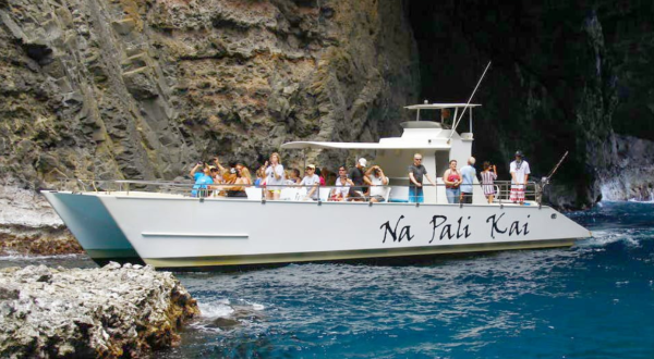 The Incredible Coastal Cruise Experience In Hawaii Where You Will Explore Sea Caves And An Ancient Village