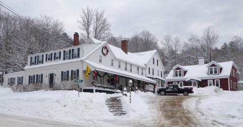 Enjoy A Classical Christmas When You Visit This Charming Inn In New Hampshire