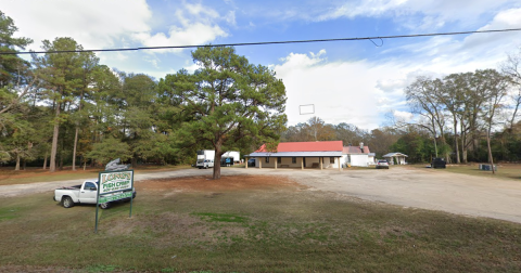 This 56-Year Old Seafood Restaurant Is One Of The Most Nostalgic Destinations In Mississippi