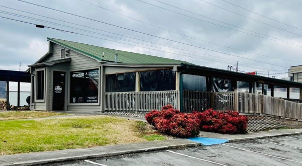 Chow Down At This Authentic BBQ Restaurant In Tennessee