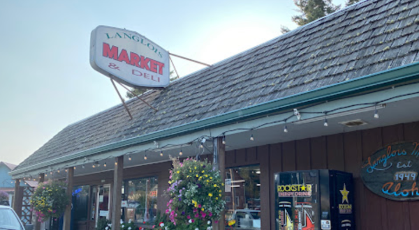 The Tiny Oregon Town That’s World Famous For Its Hot Dogs