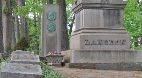 Most People Don’t Know That Mark Twain’s Gravesite Is Found Right Here In New York