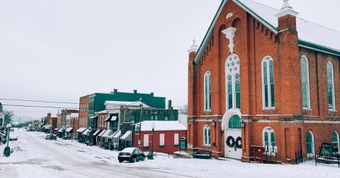 The Cozy Small Town In Missouri That Comes Alive Under A Blanket Of Snow