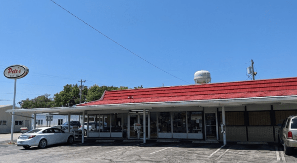 This Missouri Drive-In Restaurant Is Fun For An Old Fashioned Meal Out