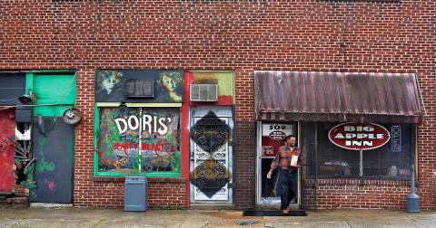 The Hole-In-The-Wall Eatery Serves Some Of The Best Smoked Sausage In Mississippi