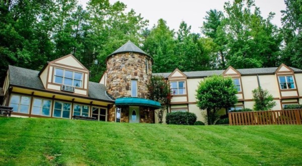 There’s A Breathtaking Castle Tucked Away Near This Tennessee National Park