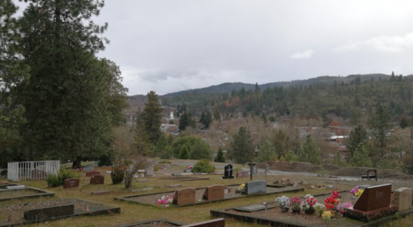 Most People Don’t Know That The Gravesite Of A Famous Twin Peaks Actress Is Found Right Here In Oregon