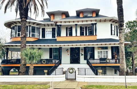 Stay In The Room Where Alfred Hitchcock Wrote The Script For 'The Birds' At This Texas B&B