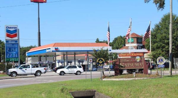 Don’t Pass By This Unassuming BBQ Restaurant Housed In An Alabama Gas Station Without Stopping