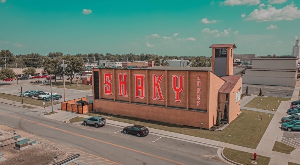 You’ll Barely Be Able To Take A Bite Of The Massive Burgers At Shaky Jakes In Oklahoma
