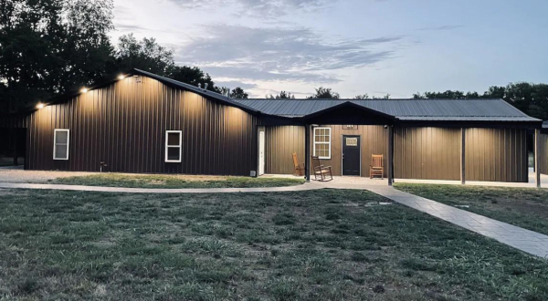 Sleep On A Peaceful 40-Acre Property At This Spacious Lodge In Kansas