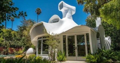 The Incredible Spaceship Airbnb You'd Never Expect To Find In Northern California