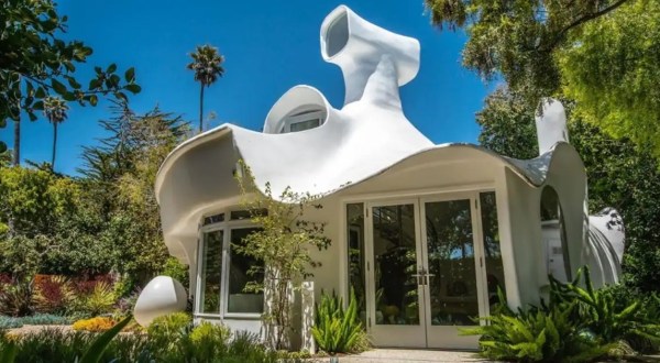 The Incredible Spaceship Airbnb You’d Never Expect To Find In Northern California