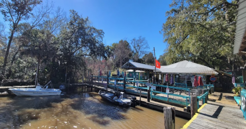 The Hidden Restaurant In Mississippi That's Surrounded By Beautiful Waterfront Views