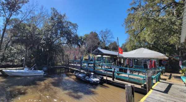 The Hidden Restaurant In Mississippi That’s Surrounded By Beautiful Waterfront Views