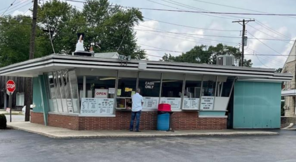 Fast Eddie’s Is A Hole-In-The-Wall Market In Illinois With Some Of The Best Fried Chicken In Town
