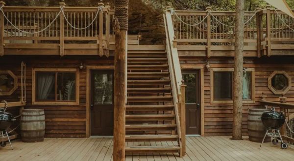 Stay On The Side Of A Cliff In This Suspended Pirate-Themed Airbnb Treehouse In Kentucky