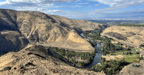 The Breathtaking Scenic Drive Through Washington That Runs Along The Yakima River