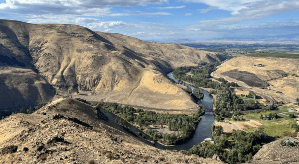 The Breathtaking Scenic Drive Through Washington That Runs Along The Yakima River