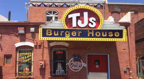 This Down-Home Burger Restaurant Is One Of Kansas’s Favorite Places To Dine