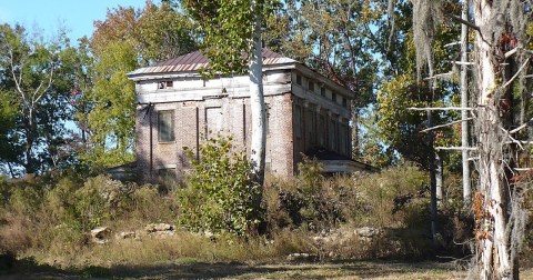 The Incredible 1845 Plantation On The Alabama River That Has Been Left In Ruins