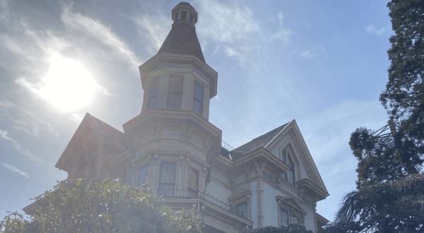 I Visited This Gorgeous Mansion In Astoria — And Discovered It Is Haunted